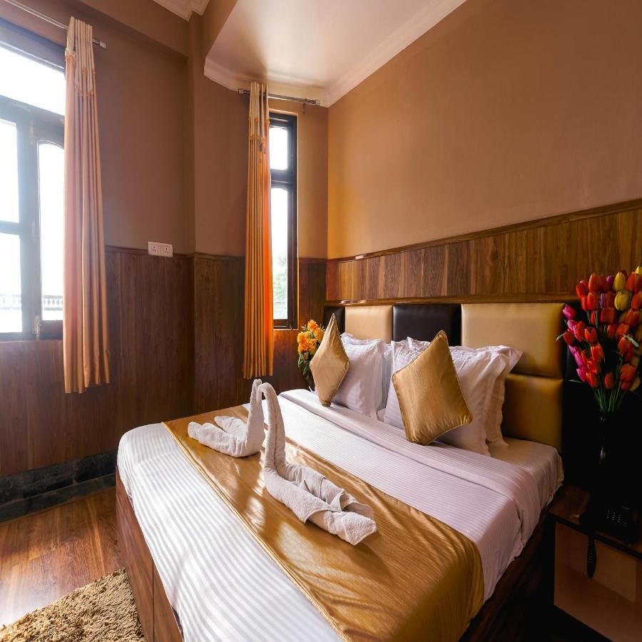 Hotel Varuni Mcleodganj ダラムシャーラー エクステリア 写真